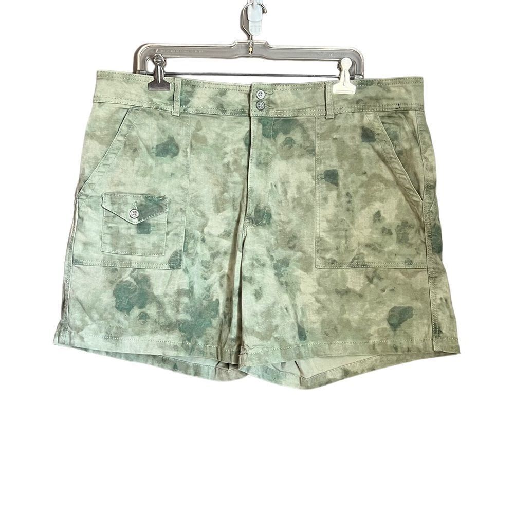 Jordache camo patterned shorts. Size 16